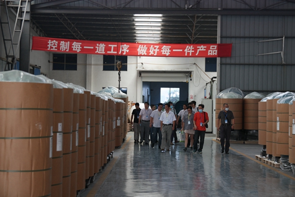行業代表們參觀宜興總部生產基地